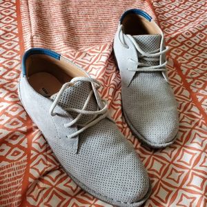 Boys Kenneth Cole New York size 4.